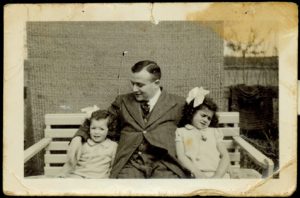 Salomon Frank met zijn dochters Betty en Daatje. Allen zouden omkomen in Sobibor (fotot: Collectie Joods Historisch Museum).