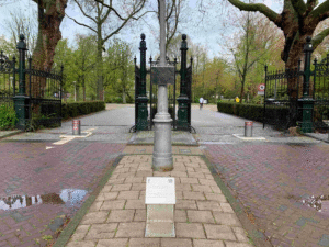 Monument Sobibor en wat doe jij bij de ingang van het Vondelpark, Van Eeghenstraat, Amsterdam.