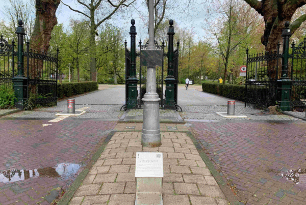 Monument Sobibor en wat doe jij bij de ingang van het Vondelpark, Van Eeghenstraat, Amsterdam.