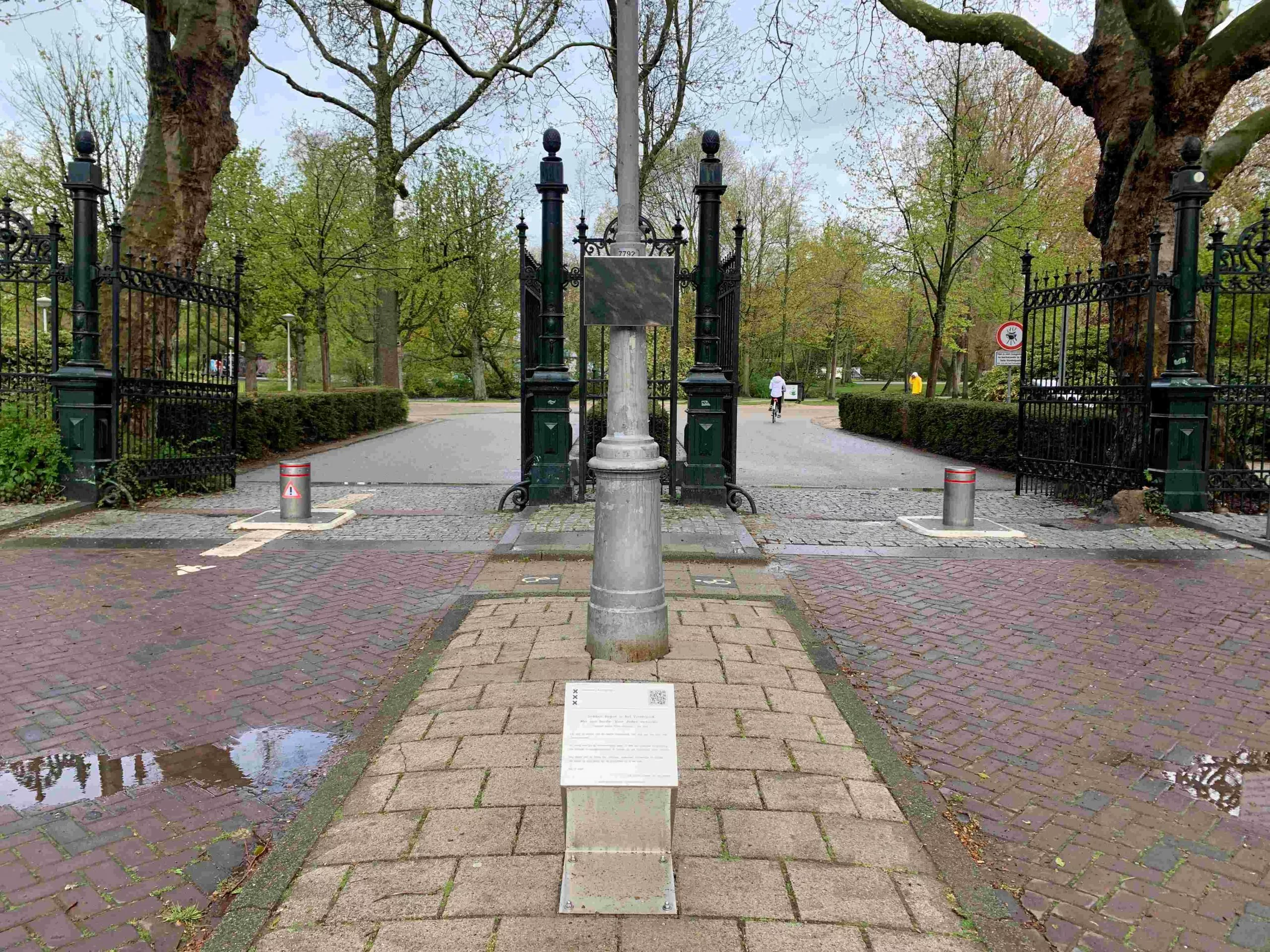Monument Sobibor en wat doe jij bij de ingang van het Vondelpark, Van Eeghenstraat, Amsterdam.